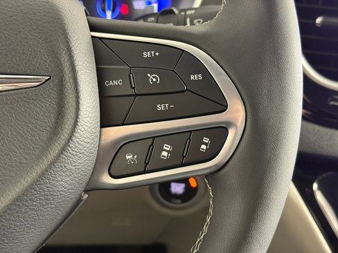 Used 2024 Chrysler Pacifica Touring-L image 39