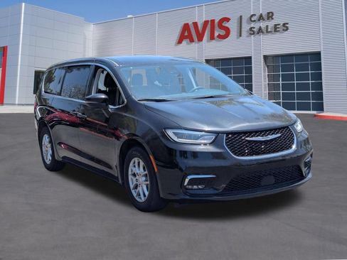 Used 2023 Chrysler Pacifica Touring-L FWD image 3