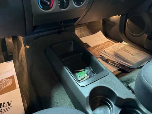 Used 2005 Chevrolet Colorado LS image 32