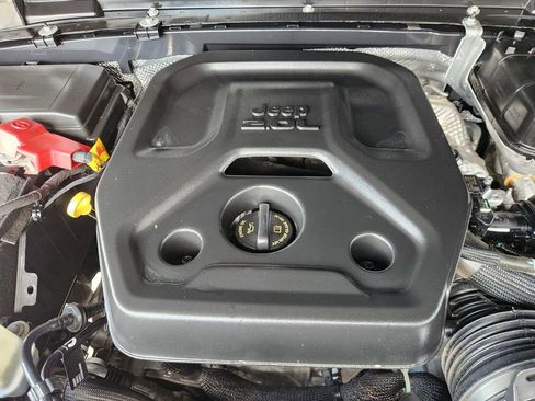 Used 2024 Jeep Wrangler Unlimited Sahara AWD/4WD image 33