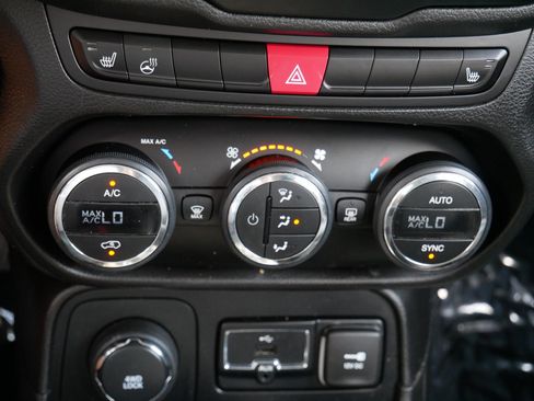 Used 2015 Jeep Renegade Limited w/ Safety & Security Group I AWD/4WD image 23