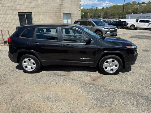 Used 2015 Jeep Cherokee Sport FWD image 8