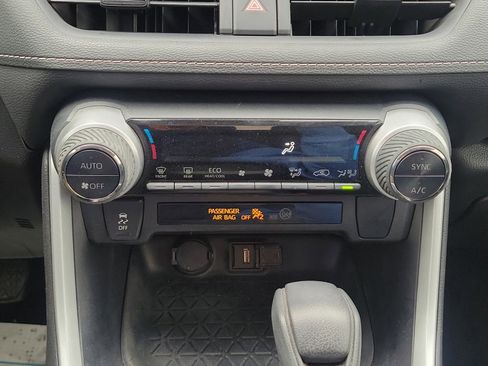 Used 2021 Toyota RAV4 LE AWD/4WD image 29