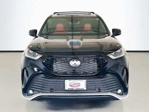 Used 2023 Toyota Highlander XSE FWD image 2