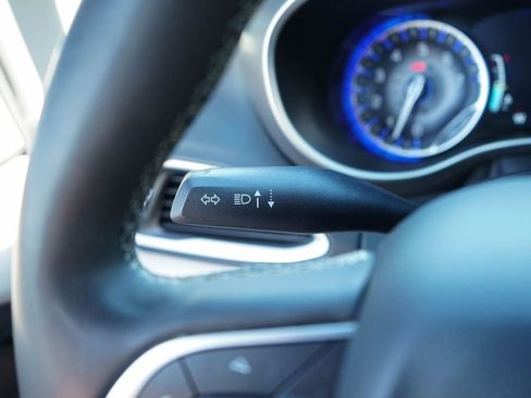 Used 2023 Chrysler Pacifica Touring-L image 33