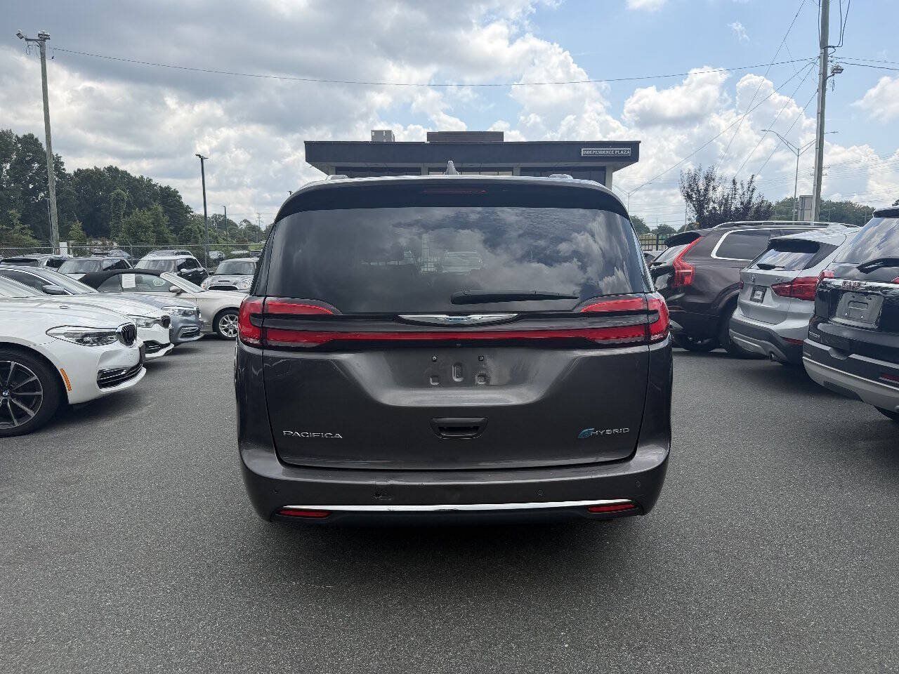 Used 2021 Chrysler Pacifica Touring-L FWD image 5