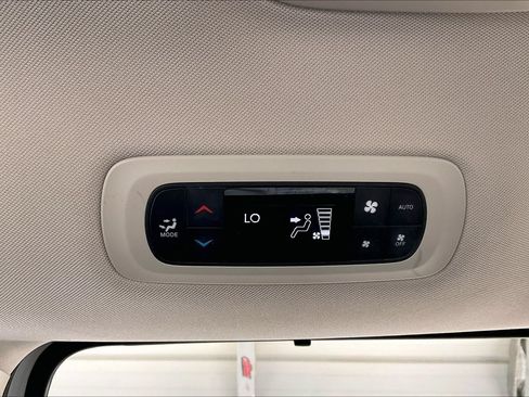 Used 2024 Chrysler Pacifica Touring-L FWD image 10