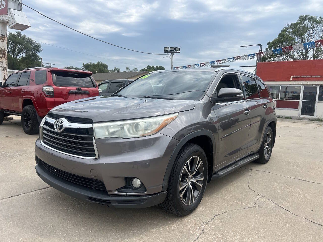 Used 2016 Toyota Highlander XLE AWD/4WD image 2