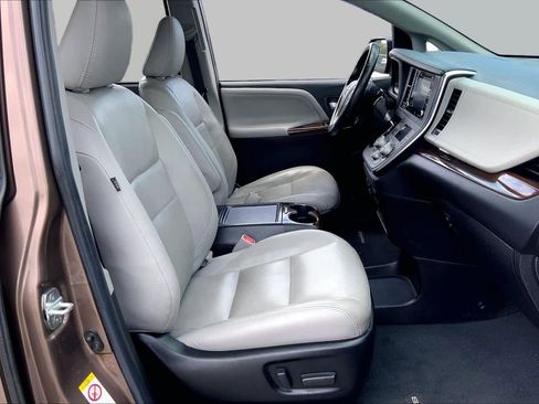 Used 2018 Toyota Sienna Limited FWD image 9
