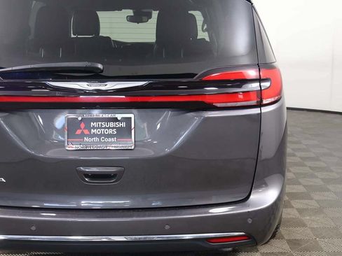 Used 2023 Chrysler Pacifica Touring-L FWD image 16