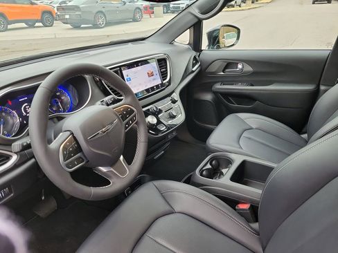 Used 2025 Chrysler Voyager LX image 10