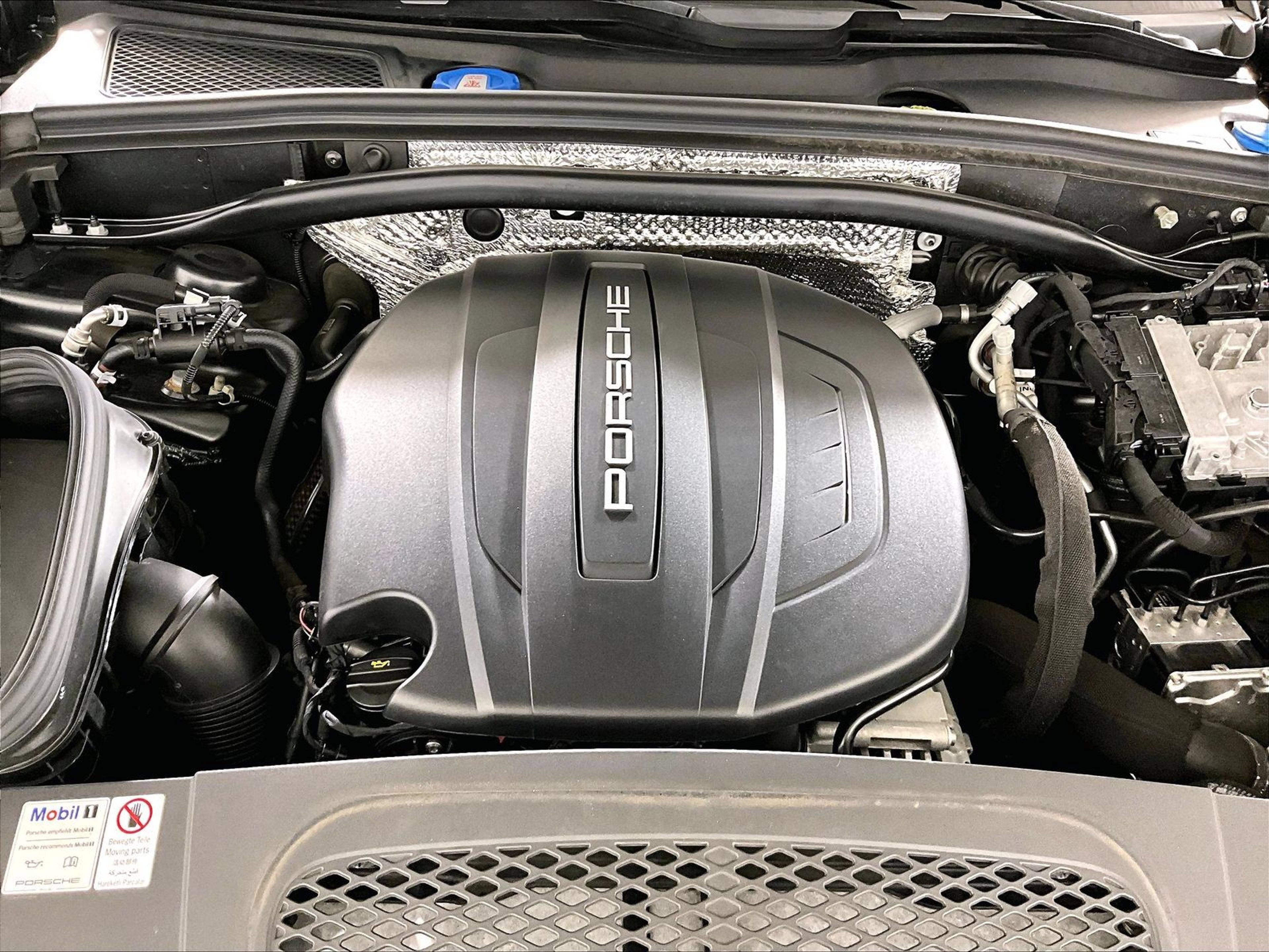 Certified 2020 Porsche Macan AWD/4WD image 25