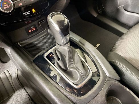 Used 2018 Nissan Rogue SV image 15