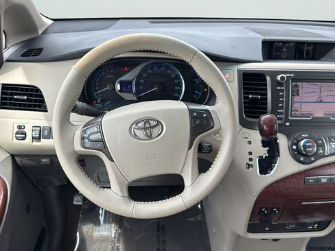 Used 2011 Toyota Sienna XLE w/ Premium Pkg FWD image 16