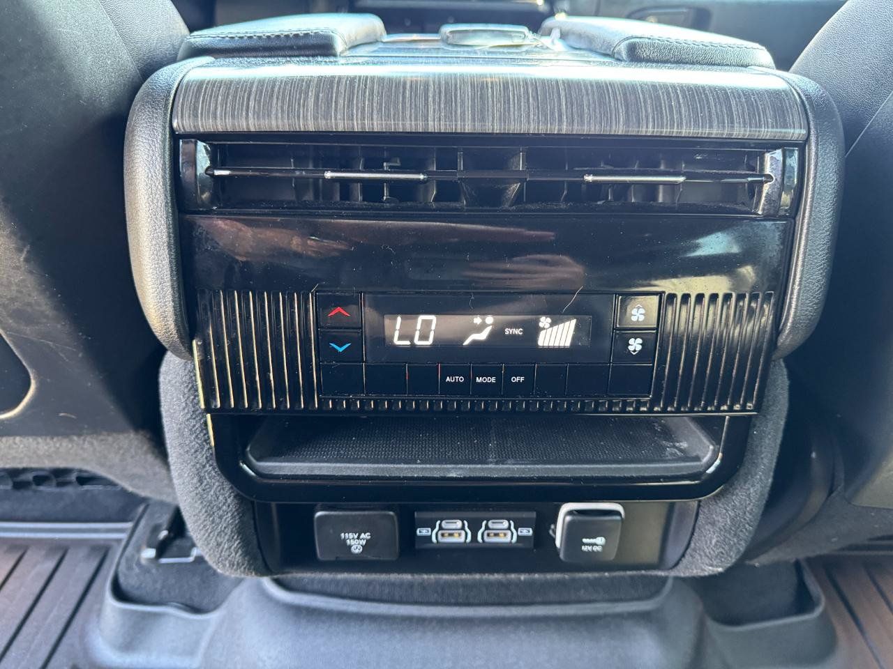 Used 2024 Jeep Wagoneer L Series II RWD image 22