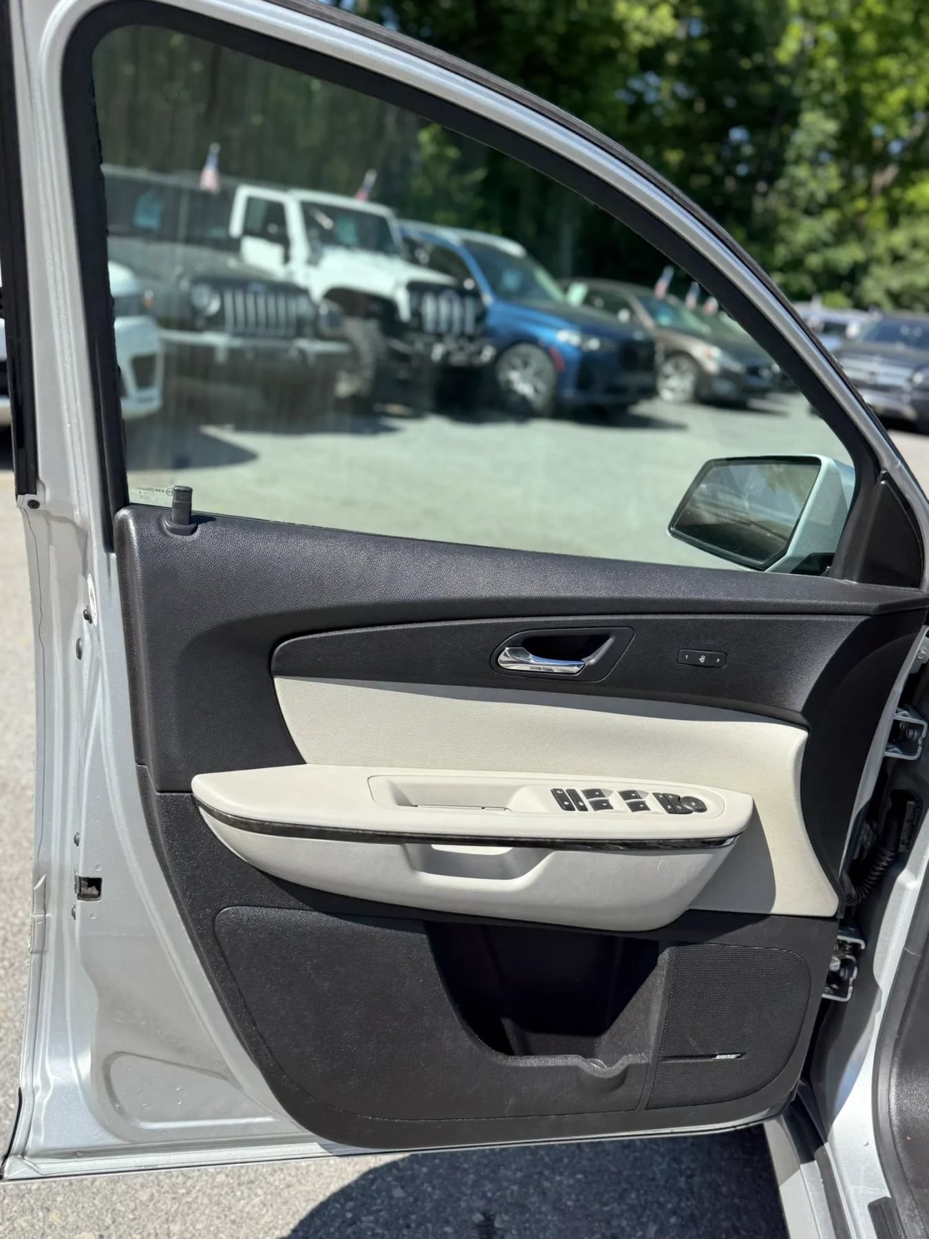 Used 2011 GMC Acadia Denali AWD/4WD image 12