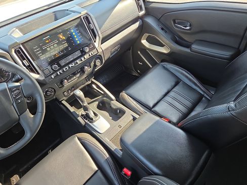 Used 2025 Nissan Frontier SL image 12