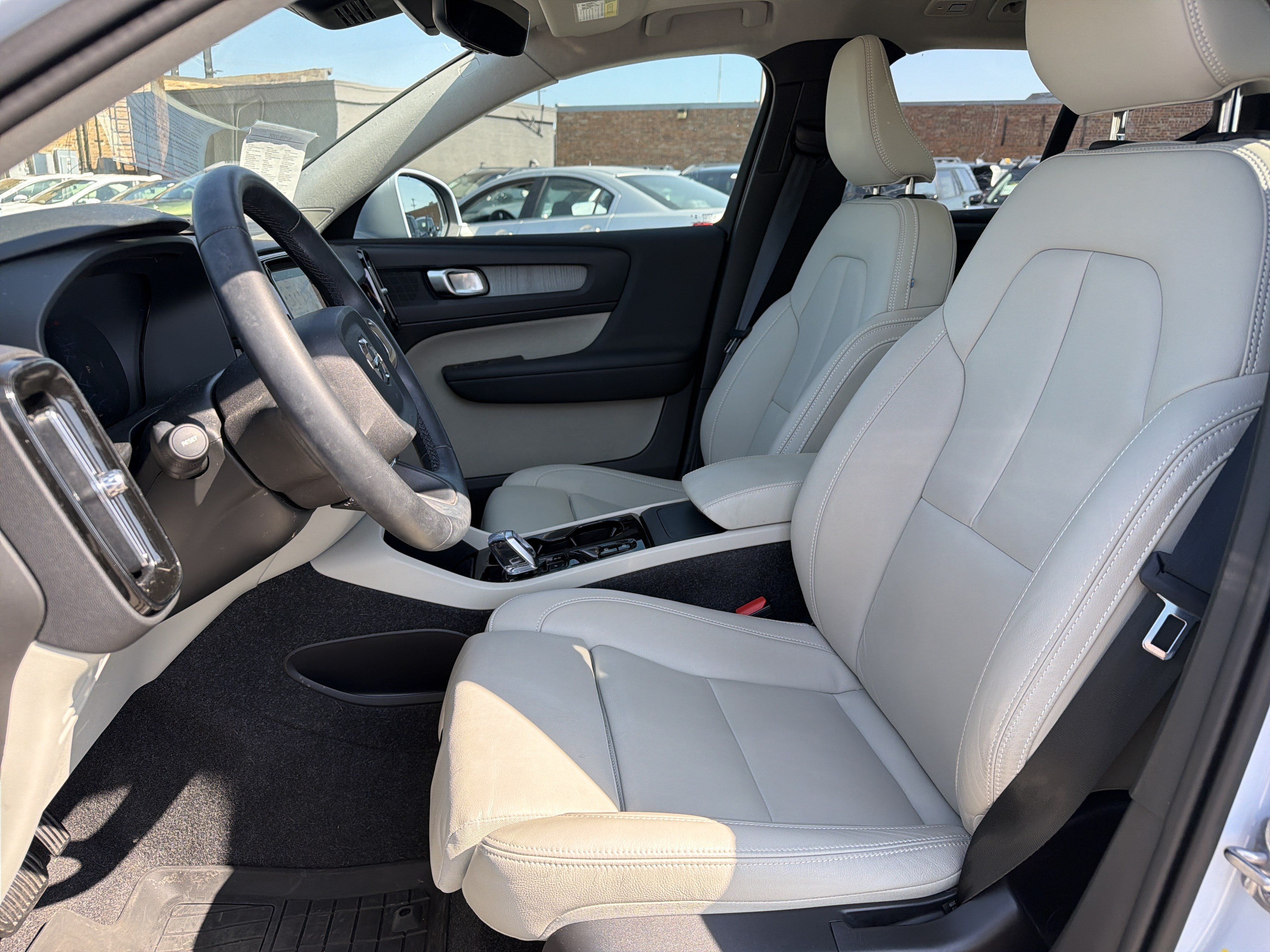 Used 2025 Volvo XC40 B5 Plus AWD/4WD image 23