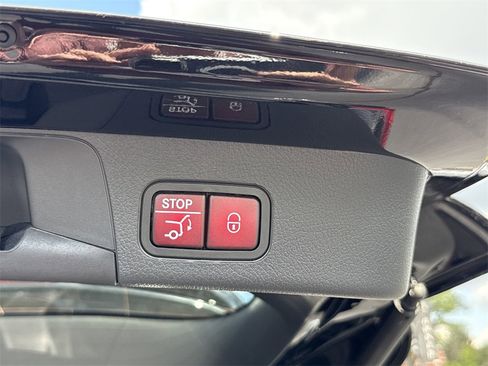 New 2025 Mercedes-Benz GLB 250 4MATIC image 17