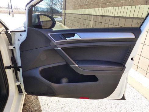 Used 2017 Volkswagen Golf SE image 42