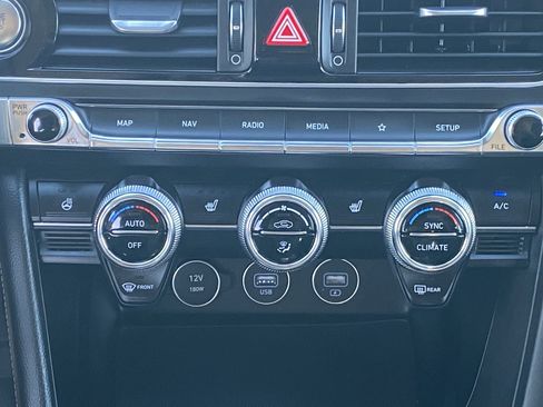 Used 2023 Genesis G70 2.0T image 22