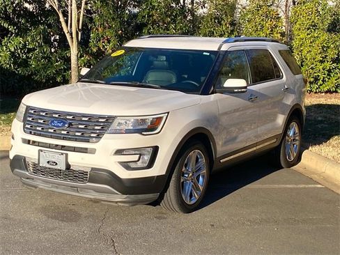 Used 2017 Ford Explorer Limited image 3