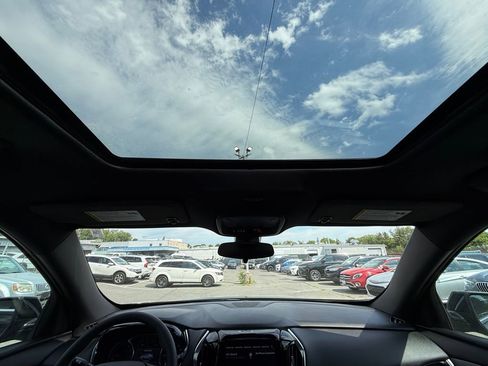 Used 2023 Chevrolet Traverse LT FWD image 26