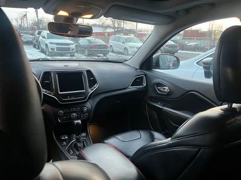 Used 2019 Jeep Cherokee Trailhawk w/ Comfort/Convenience Group image 16