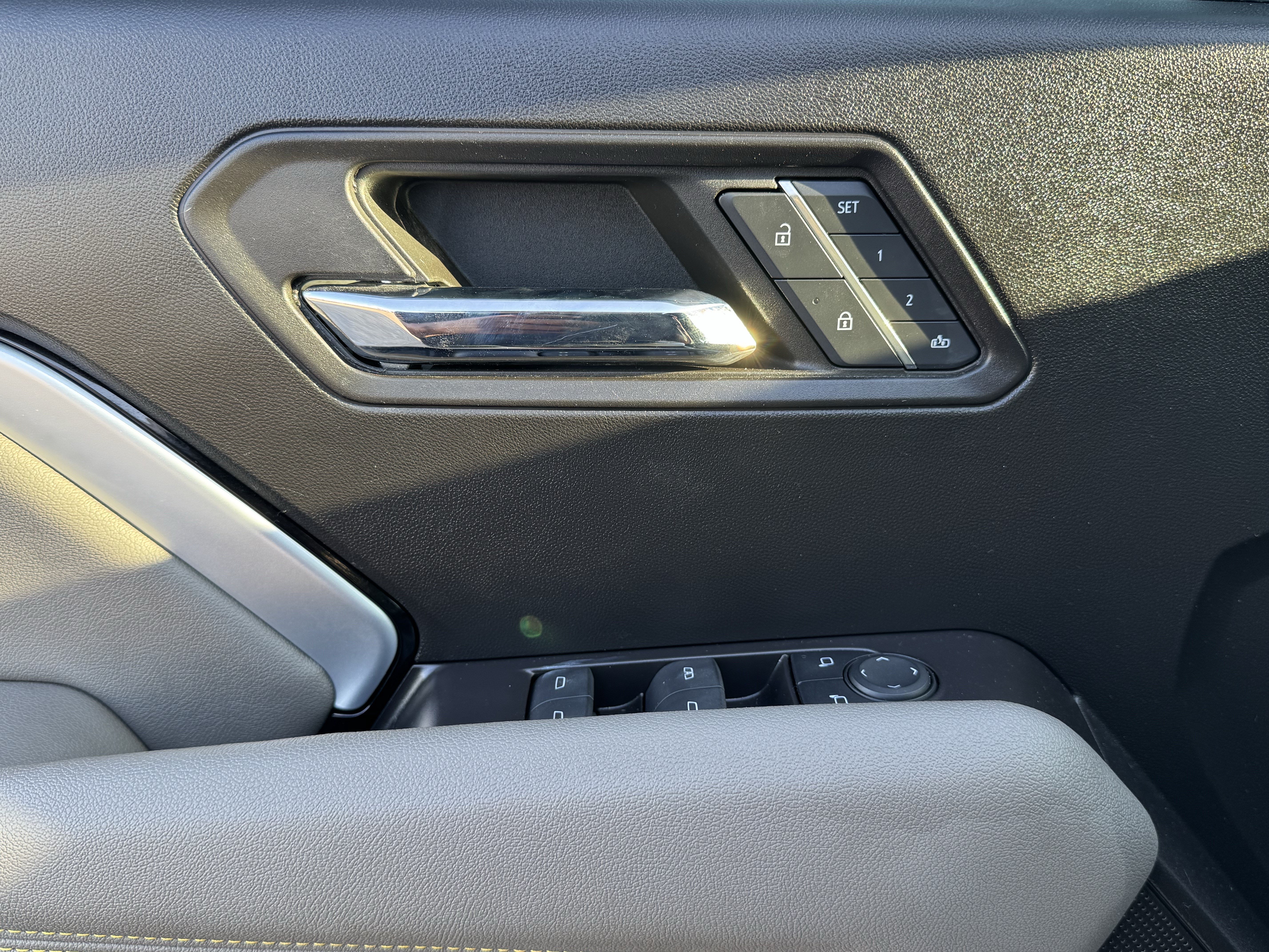 Used 2024 Chevrolet Colorado ZR2 w/ ZR2 Convenience Package III AWD/4WD image 14