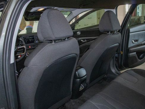 Used 2025 Hyundai Elantra SE FWD image 9