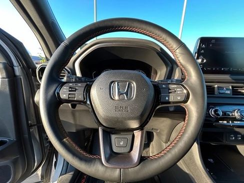 Used 2025 Honda Pilot TrailSport image 12