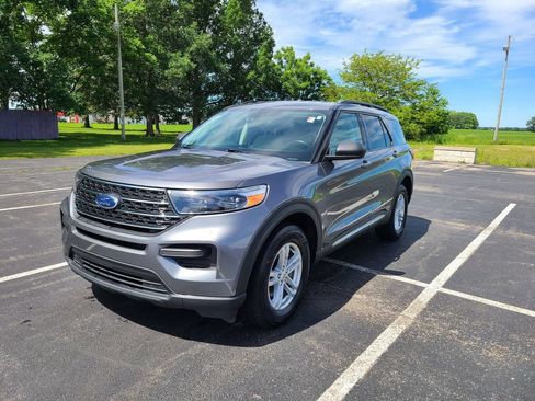 Used 2022 Ford Explorer XLT AWD/4WD image 3