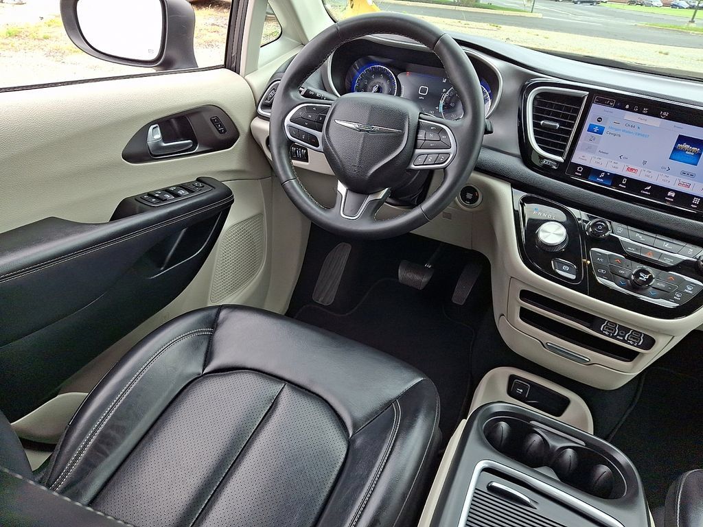 Used 2023 Chrysler Pacifica Touring-L FWD image 15
