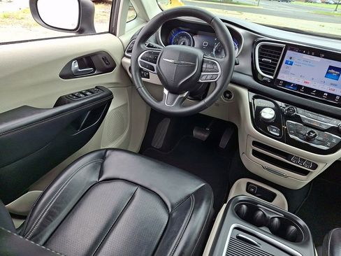 Used 2023 Chrysler Pacifica Touring-L FWD image 15