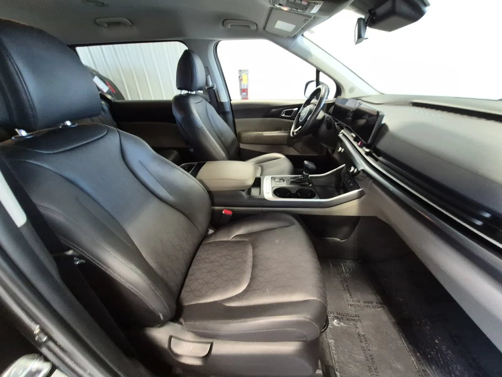Used 2025 Kia Carnival FWD image 21
