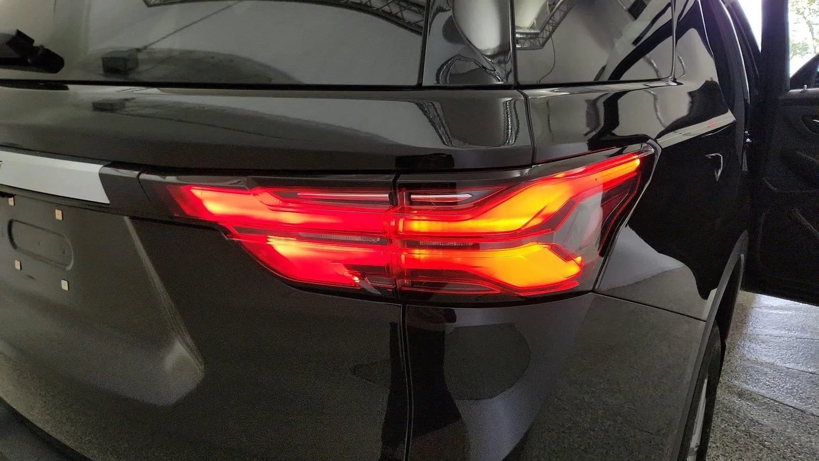 Used 2023 Chevrolet Traverse LT FWD image 42