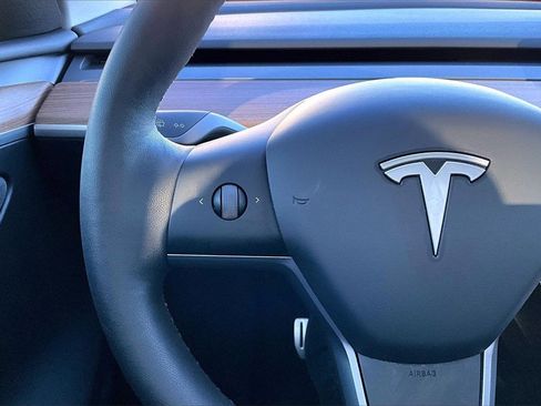 Used 2025 Tesla Model Y Performance image 11