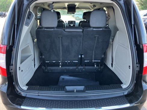 Used 2016 Chrysler Town & Country Touring FWD image 34