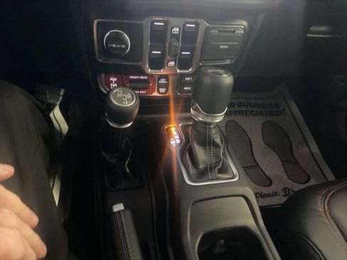 Certified 2025 Jeep Wrangler Unlimited Rubicon image 28