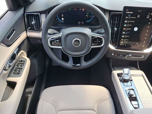 New 2025 Volvo XC90 T8 Core image 7