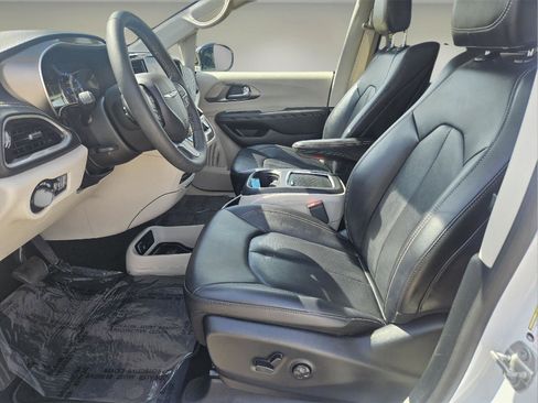 Used 2024 Chrysler Pacifica Touring-L w/ Uconnect Theater Family Group FWD image 5