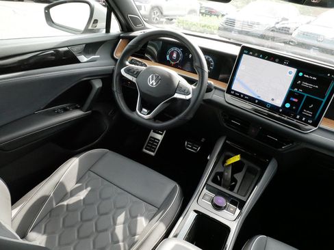 Certified 2025 Volkswagen Tiguan SEL R-Line AWD/4WD image 9