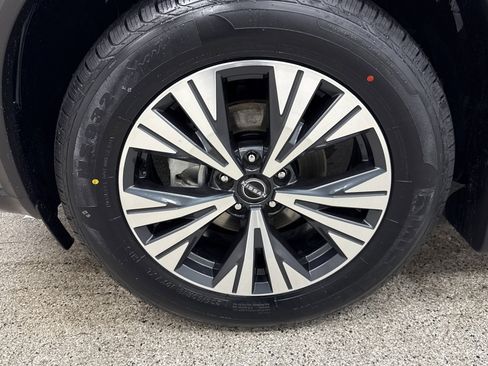 Used 2023 Nissan Rogue SV image 2