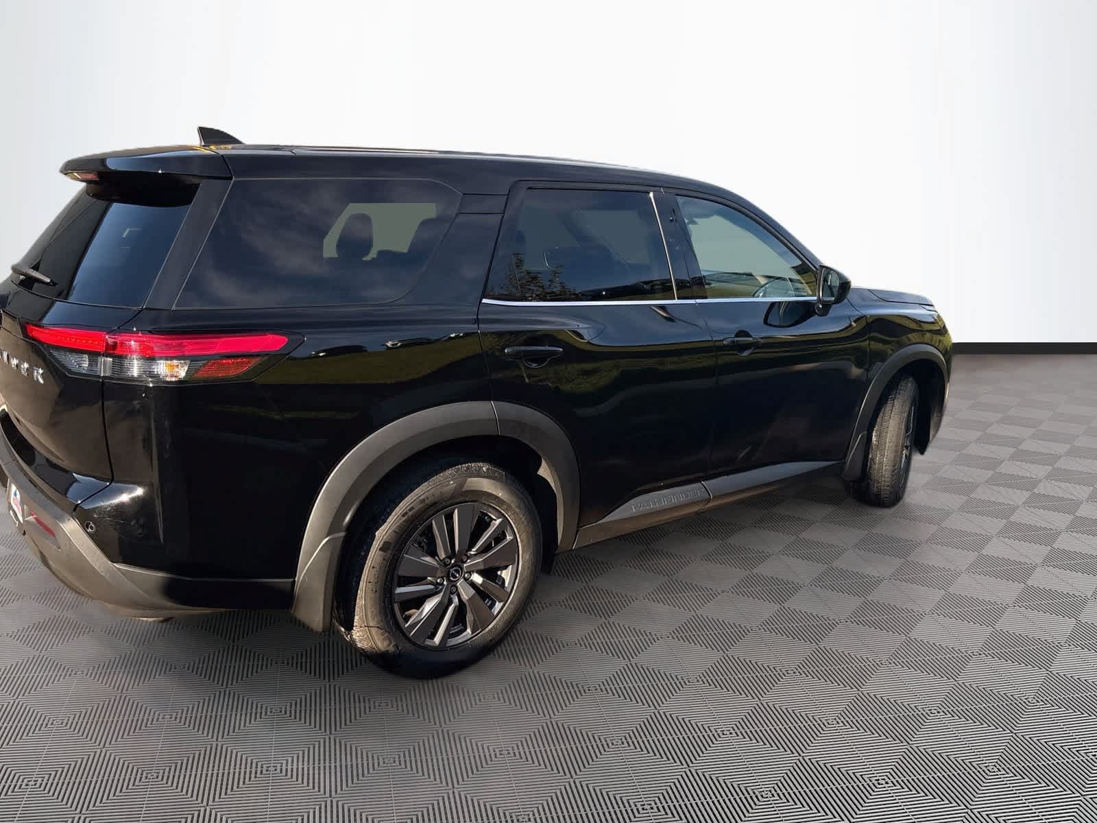 Used 2023 Nissan Pathfinder S FWD image 5