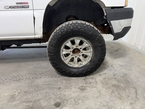 Used 2004 Chevrolet Silverado 2500 LS w/ Heavy-Duty Power Package AWD/4WD image 5