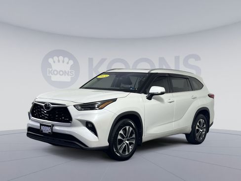 Used 2022 Toyota Highlander XLE AWD/4WD image 1