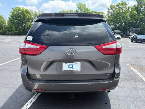 Used 2017 Toyota Sienna XLE Premium FWD image 4