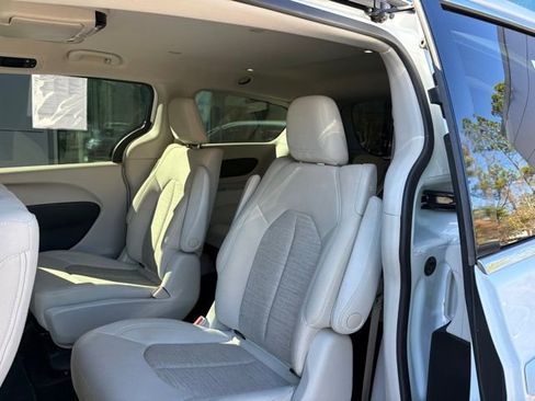 Used 2018 Chrysler Pacifica Touring Plus image 27