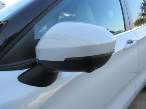 Used 2025 Mitsubishi Outlander SE image 17