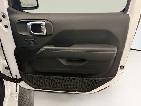 Used 2023 Jeep Wrangler Unlimited Sahara AWD/4WD image 33
